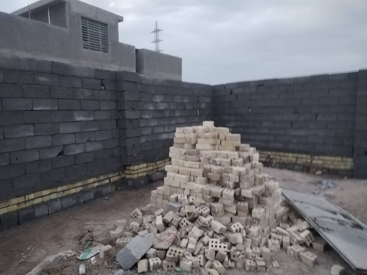 بسم الله الرحمن الرحيم
دار مع الف متر نوع العقار ملك صرف ماء كهرباء تبليط المكان كاسر بوس السعر ١٢٥ مليون *********** متوفر واتساب ٢٤ ساعه
