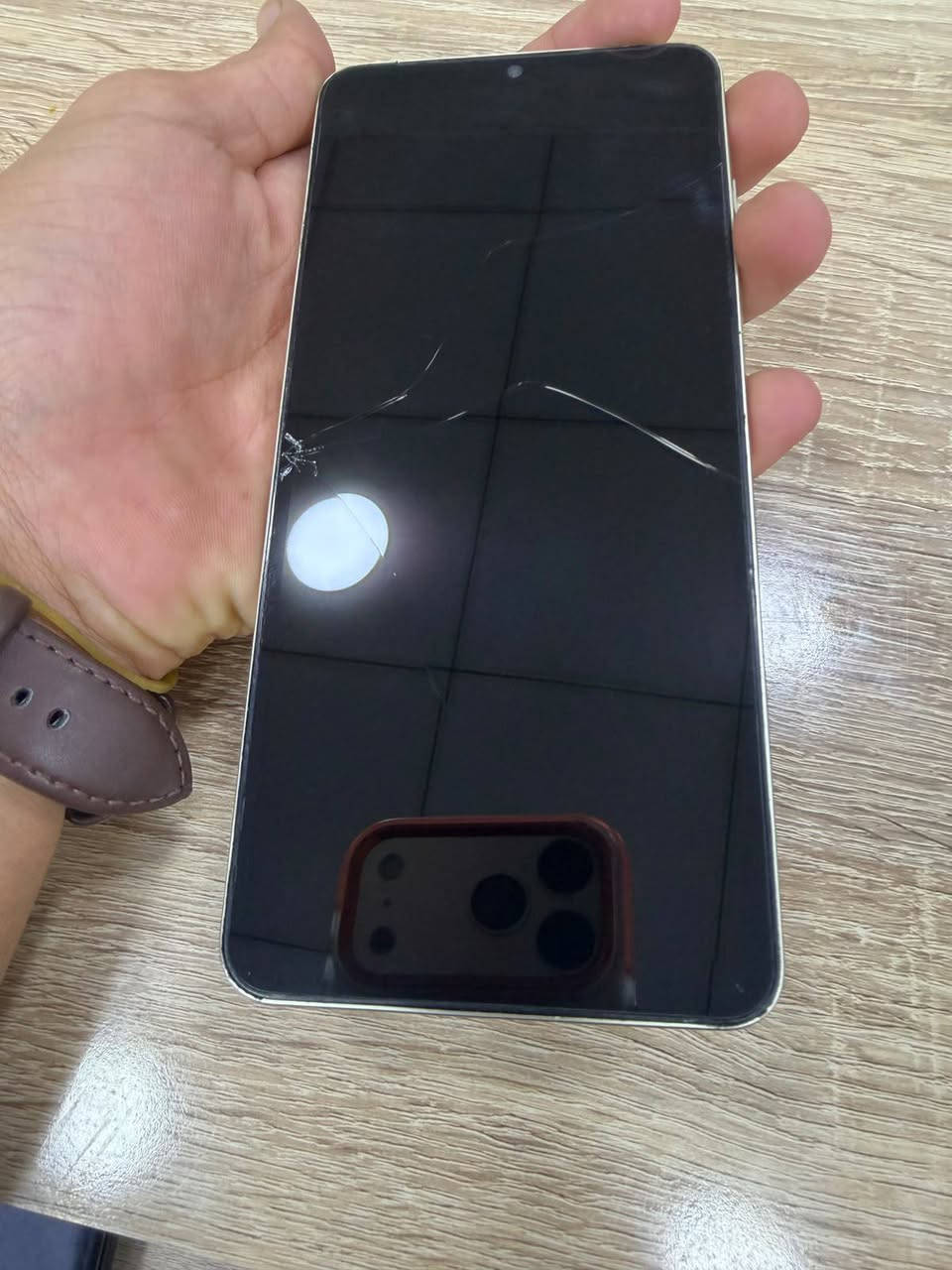سامسونك A06
بي هاذه الفطر بل شاشه ما مأثر عل لمس 
كلشي شغال الجهاز نضيف سعره 75الف
مكاني بغداد اكو توصيل 
***********
