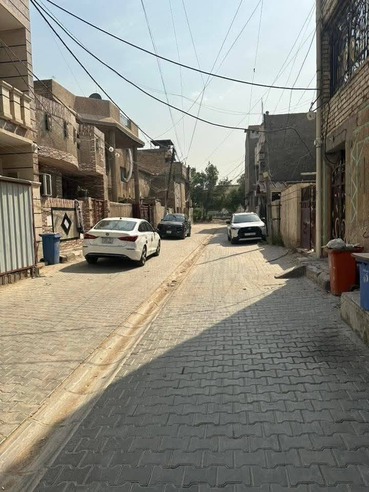 نصف دار 75  م يعتبر ارض للبيع في حي القاهرة ٥×١٥ فرع عريض قرب جامع النداء بسعر مناسب للاستفسار *********** @
