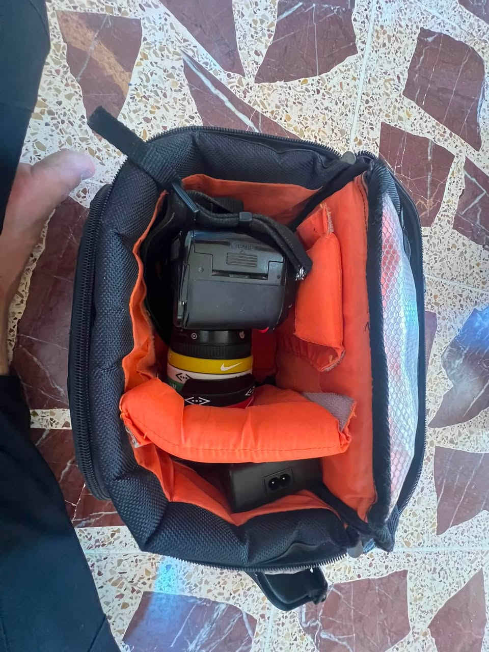 لبيع ‏كاميرا نيكون D7000 
‏بس الشاحن عطلان 
***********

