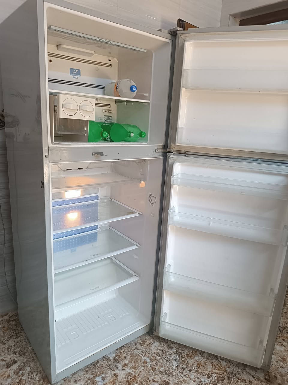 ثلاجه حجم كبير تجميج فول رقم واحد نضيف بشكل التبريد من جوه ضعيف السعر ١٩٠الف حي الشيماء ***********واتساب أو اتصال

