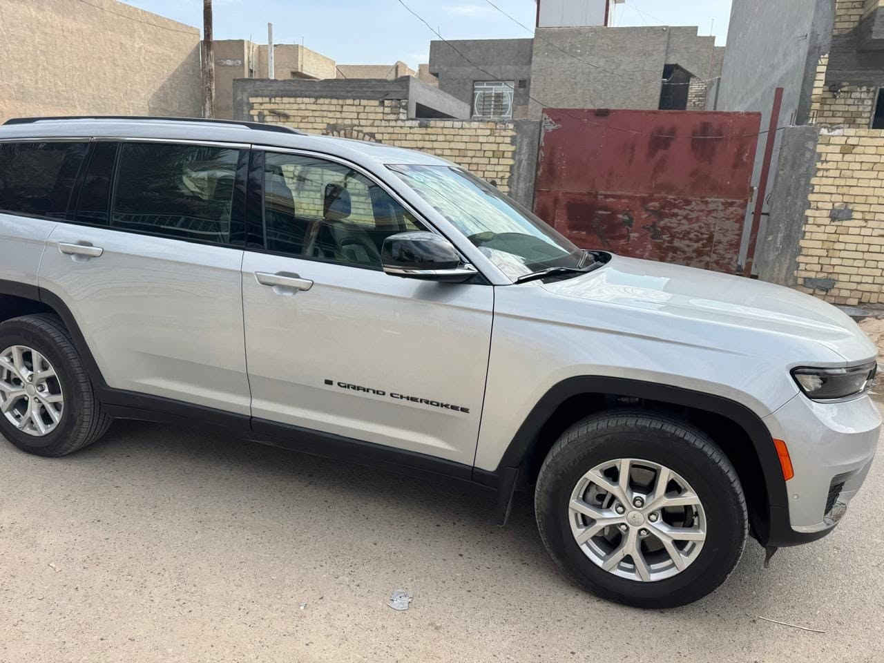 السلام عليكم بيع فقط
جيب كراند شيروكي لمتد الشكل الجديد
الموديل  : 2024 وارد امريكي
* الرقم  :  بغداد الإنكليزي بأسمي تحويل ثاني يوم
* ايرباك سليم
*اللون    : سلفر
* عدد المقاعد   : 7 راكب
* المحرك   :  3600  6V
*عداد السيارة : 7000  ميل 
*ثلاث شاشات
* داخل :  جلد اسود
* كاميرا داخلية متعددة الزوايا لمراقبة الاطفال داخل السيارة
* كاميرات محيطية 360 درجة
* خمس كاميرات خارجية مع بخاخ ماء للتنظيف
* كاميرا للمرأة الداخلية
* دفع ثنائي
* قيادة ذاتية عند المنعطفات
* رادار امامي مانع تصادم
* تحذير الخروج عن المسار
* نظام التوقف الآلي
* تحذير النقاط العمياء
* نظام تحذير عند المنعطفات
* نظام تقليل الضجيج داخل المقصورة
* شاحن موبايل واير ليس
* تعديل المقود كهربائيا
* مرايا تعتيم ذاتي
* نظام الصوت من البينا 11 سماعة
* سقف بانوراما
* شاشة كبيرة 10.1 انج
* نظام الخرائط   GPS
* لوحة القيادة دجتال  بقياس 12 انج
* المصابيح الأمامية زنون
* كشافات ضباب
* دخول ذكي
* بصمة على خمسة ابواب للدخول الذكي
* تشغيل عن بعد
* انارة محيطية
* الصندوق الخلفي كهرباء
* فرش المقصورة الداخلية من الجلد الفاخر
* اضافات من الخشب الطبيعي في المقصورة الداخلية
* ذاكرة لحفظ وضعيات جلوس السائق
* المقاعد الأمامية كهرباء
* المقاعد الأمامية تدفئة وتبريد
* المقاعد الخلفية تدفئة
* ستائر للابواب الخلفية
* حساسات أمامية
* حساسات خلفية
* مكيف خلفي مع وحدة تحكم منفصلة
* تدفئة بالستيرن
* مانع تصادم خلفي
* بلوتوث
* محدد السرعة التفاعلي
* واير ليس اندرويد اوتو وابل كار بلي
نظام التشغيل والاطفاء الذاتي
نظام البريك الذاتي
حادث السيارة  كما موضح بالصور تبديل بابين جهة اليمين نفس اللون والموديل والفئة وصبغ نصف جاملغ الامامي الايمن ورقم الشاصي موجود بالصور
* السعر       35000 $ وبيهة مجال بسيط
رقم الهاتف  :  ***********
***********
مكان السيارة بغداد المحمودية
