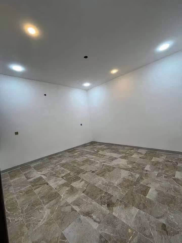 #السلام عليكم 🏠🏠
تونات 100 متر للبيع واجهة 5 نزال 20 
 يحتوي على 5 غرف 
 مطبخ حولي صالة منور كراج 
حي الجهاد ديوان المخابرات 
للاستفسار  اكثر ☎️ ***********

