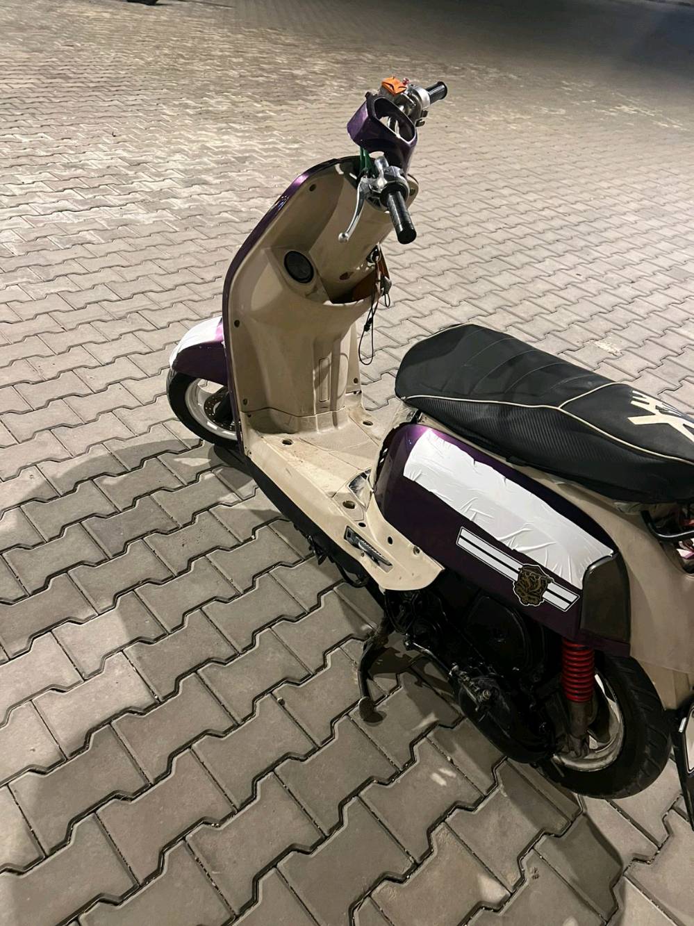 ياماها ماكس بوليس ياباني نوزل بلاد
مكينه حلوه مفتوحه مبدل زنجيل 
وهسه مستحقه ولفات لو بستم 
مكينه حلوه ناعمه سريعه و شلعه معدل 
داخل كريمي مرتبه دراجه بس هم يرداله ترتيب 
كفرات كامله ختم وأحد نقوصات دراجه 
عينه و قبق باتري وجامه بك لايت 
كهربائيات شغاله بس فاصلهن
سلف يشتغل بس  فلاوين يشكل
س 425 
مكاني البصرة المعقل 
/***********