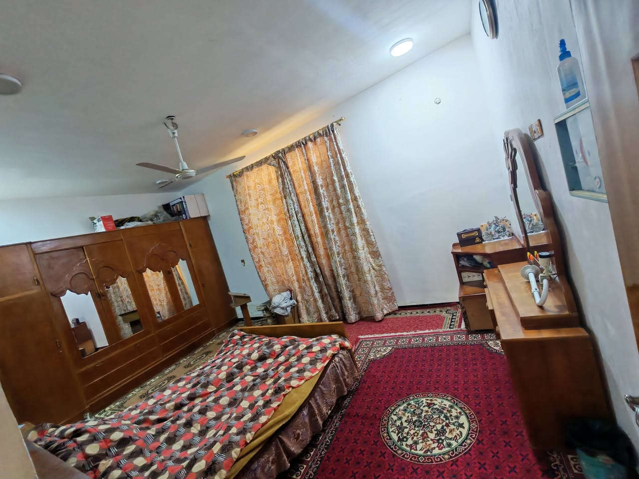 السلام عليكم. دار مع مشتمل للبيع المساحة 400. البيت طابقين بناء حديث يحتوي على 4 غرف +مطبخ حار وبارد + استقبال + صاله+مجمع صحيات +صحيات خارجيه.. والمشتمل يحتوي على مطبخ +استقبال +غرفه نوم.. وخلف المشتمل حديقة 50 متر. الصور + الفديوهات تشرح كل شى. العنوان حلة مفرك سنجار عنانه مقابيل الدواجن حي الرحمن الفديو والصور ايام حفر الشارع حاليا شارع عدل ومرتب ..للاستفسار اكثر ***********
