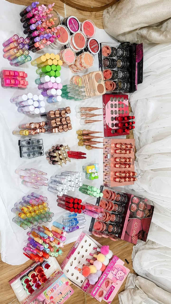 هەمووی پێکەوە بۆ فرۆشتن لە سلێمانی 
پارچەی گەورەکان 2000 و بچووکەکان یەک هەزار دینار 
جگە لەوانە 
قاتی ماڵەوەی هاوینە و ماکسی نەخشدار و کۆمەڵێک بابەتی ژێرەو و کۆمەڵێک لەچکیشن هەرکەس موشتەریە نامە بۆ ئەو ڤایبەرە بنێرێت 
***********

