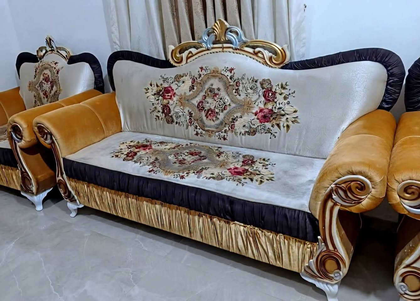 طقم مستخدم نظيف • خمس قطع ١٠ مقاعد • الكوت دور المعلمين