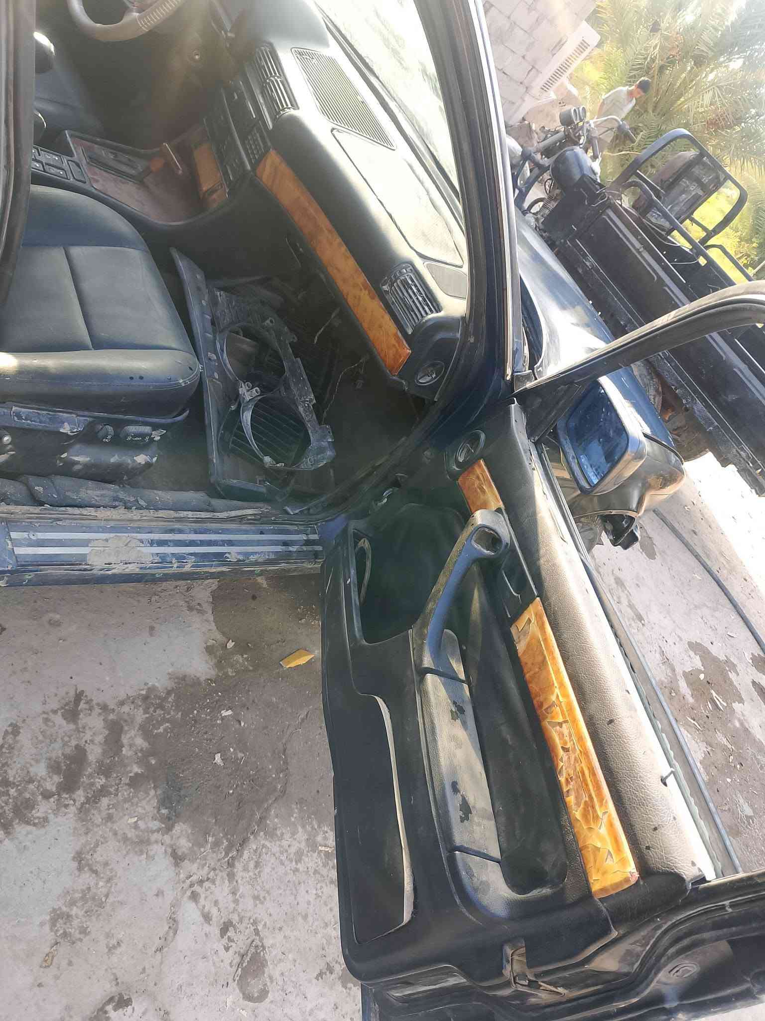 سلام عليكم للبيع بيم 700 وأربعين باب طويل غرفة جديدة
حدادية جديده محرك تجفيت جديد تخم تاير كير تمساح 
مال تعمير رقم مثنى السيارة اصل 30 شادلهة 40
كربلاء 30 بيهة مجال بصيط ***********
