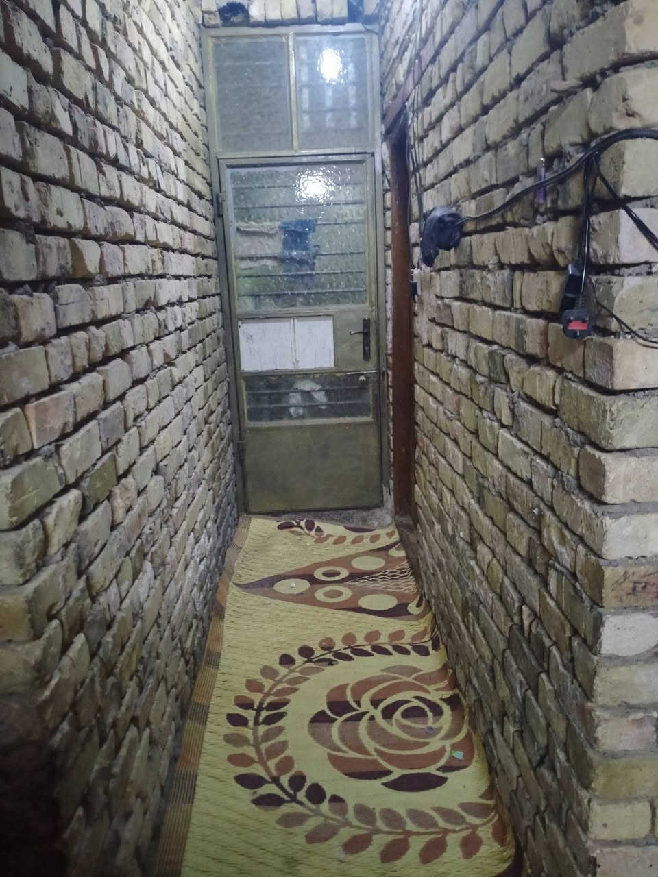 بيت للبيع م 100 بحي طارق القديم ب45وبيه مجال بسيط خلف معمل الغاز  رقم صاحب دار ***********
