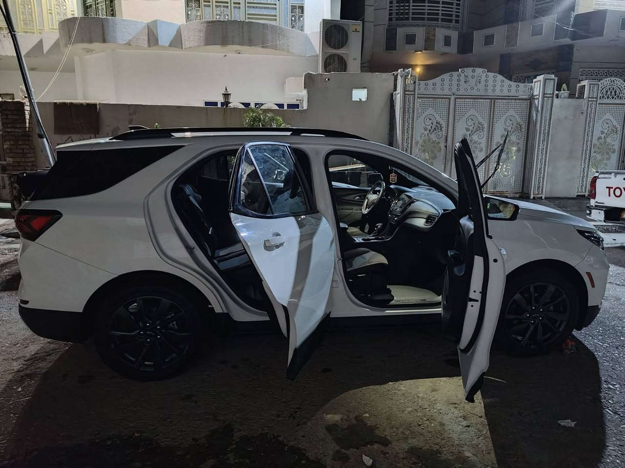 سياره كوينس وارد أمريكي Rs فول ماعدا الفتحه وبئسمي  حادث بسيط السعر خاص موديل ٢٣
***********
