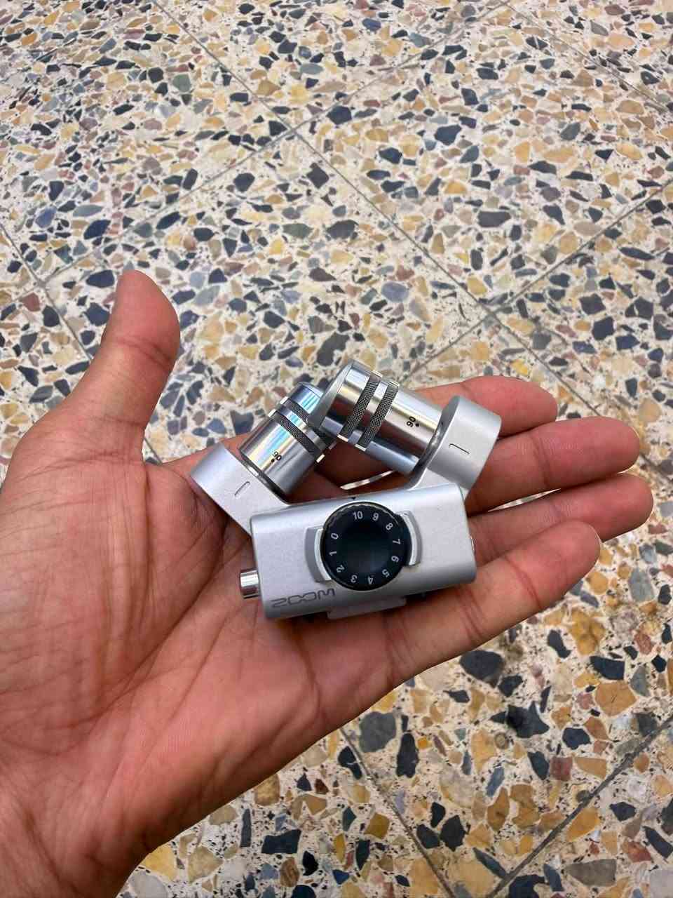 للبيع كبسولة مايكروفون Zoom XYH-6 اصلية 100%* 🎙️
*الحالة*: مستعملة نظيفة + وياها الاسفنجة الاصلية Windscreen
*تشتغل على*: Zoom H4n Pro, H5, H6, F4, F6, Q8
*السعر*: 80 الف دينار - بيها مجال للشراي
*المكان*: بغداد - [عبيدي] والتسليم يد بيد
*السبب*: ما عندي جهاز Zoom اركبها عليه
*للتواصل*: واتساب *********** /

