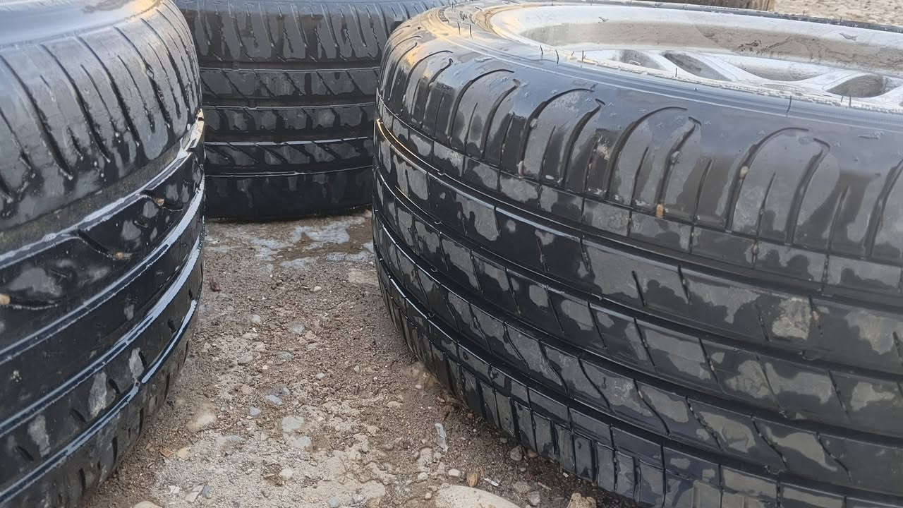 سلام وعليكم بيع ويل ام مع غرفه كرتير جد نضيفه شغل جديد 4كشنات مع 4وجه باب،،،،  ويل حجم18بي ثنين مصلح شرط من كلشي سعر الويل قفل200الف وسعر الغرفه 250قفل مكاني موصل ***********
