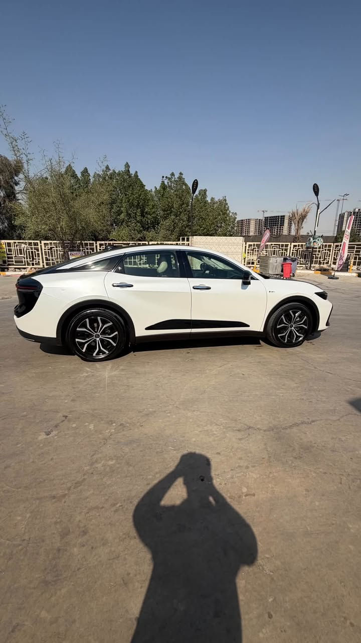 🚗 للبيع: كراون بريميوم خليجي عبد اللطيف– ماشية فقط 35,000 كم
* 📅 الموديل: 2024
* 🚘 النوع: كراون بريميوم هايبرد
* 📏 الممشى: 35,000 كم فقط
* 🛠️ الحالة: وكالة – فحص كامل 100% / بدون حوادث
* ⚙️ المحرك: 4 سلندر 2500 تنفس طبيعي / أداء قوي واستهلاك ممتاز  

✨ مواصفات داخلية:

* جلد طبيعي فاخر
* تبريد وتسخين مقاعد أمامية
* كرسي سائق وراكب كهرباء مع ذاكرة
* شاشة كبيرة + كاميرا 360 درجة
* حساسات أمامي + خلفي
* ستارة خلفية كهربائية
* إضاءة محيطية
* دخول ذكي + تشغيل بصمة
* نظام صوت ممتاز

✨ مواصفات خارجية وأمان:

* أضواء LED كاملة
* مثبت سرعة راداري
* مراقبة المسار
* تنبيه النقطة العمياء
* تنبيه الاصطدام الأمامي
* 10 وسائد هوائية
* ويالة وكالة أصلية

✨ المميزات الإضافية:

* السيارة جداً ناعمة
* استعمال راقي
* ما تحتاج أي صرف
مكفوله كفاله عامه مغلفه بالكامل افلام الحماية يوجد فقط رصعه في الجاملغ الايمن والجاملغ الايمن الخلفي 

💰 السعر:(325$)قابل للتفاوض
📍 الموقع: (بغداد المشتل  )

📞 للتواصل: (***********)
