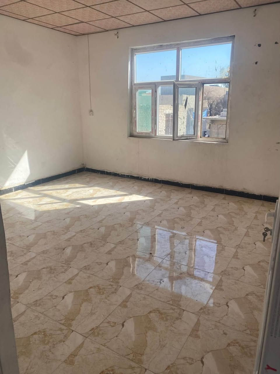 🚨 للإيجار وبشكل عاجل | فرصة مميزة 🚨

🏠 شقة طابق ثاني للإيجار بموقع مميز جداً
📍 قرب مجمع الوثبة وعلى الشارع مباشرة

✨ مواصفات الشقة:
▪️ غرفتين نوم
▪️ صالة واسعة
▪️ استقبال
▪️ مطبخ
▪️ صحيات
▪️ بلكونة
▪️ مساحة الشقة ١٢٠ متر

🔑 مناسبة لعدة استخدامات:
✔️ للعوائل
✔️ للمكاتب والشركات
✔️ لسكن العمال

مناسبة للطلاب ومناسبة للشباب

📍 موقع مميز وحيوي وعلى الشارع، فرصة ممتازة لا تفوتك!

📞 للاستفسار والتفاصيل أكثر:
***********
📱 متوفر واتساب
