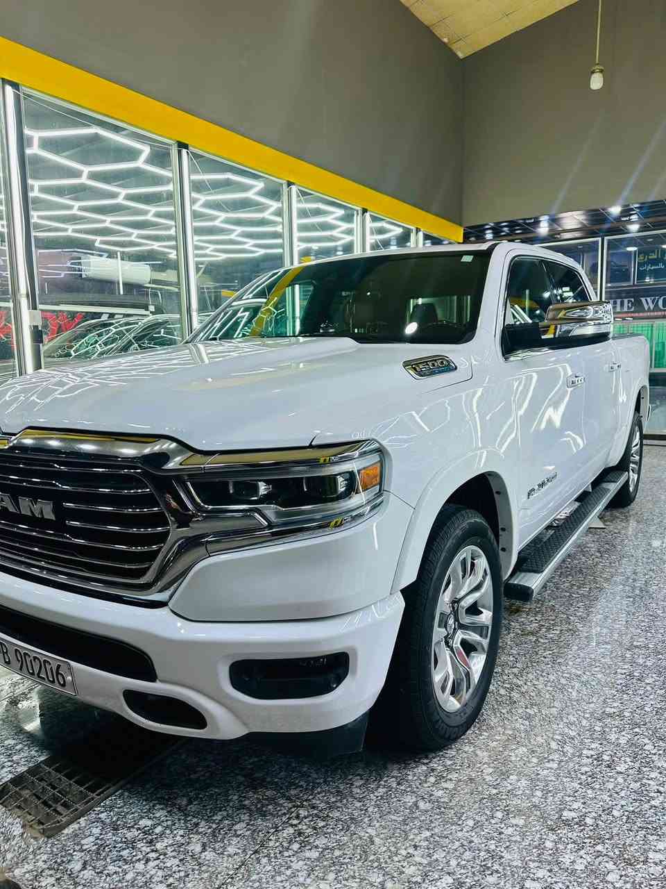 رام 1500 لمتد لونك هورن (وارد امريكي)
موديل 2022
محرك V8 5.7L HIMI
العداد: 129000KM
البدي مكفول من الصبغ ماعدا مقدمه البنيد.

المواصفات :
* دفع رباعيx4. 
* رادار تفاعلي مع مانع تصادم. 
* نقطة عمياء. 
* تحذير الخروج عن المسار.
كامره خلفيه.
* لوحة القیادة دیجیتال.
* شاشة عرض لوحة القيادة على الزجاج الأمامي. 
* لمسات داخليه من الخشب.).
* دوسات جانبية.
* المصابيح الأمامية زنون.
* كشافات الضباب زنون. 
* المصابيح الأمامية والمصابيح الخلفية LED. 
* دخول ذكي (بصمة). 
* تشغيل عن بعد.
* مقاعد من الجلد الفاخر. 
* المقاعد كهربائية مع ميموري.
* المقاعد الأمامية تبريد وتدفئة. 
* المقاعد الخلفية تبريد وتدفئة. 
* شاشة كبيرة.
* نظام ملاحة نفكيشن GPS.
حساسات امامية وخلفية..
* مانع تصادم امامي. 
* مكيف خلفي.
*محدد سرعة.
* ويل كروم قياس 20 انج.
* نظام اطفاء وتشغيل اوتماتيكي.
* مرايا كهربائية جانبية من الكروم قابلة للطي كهربائيا.
* شاحن موبايل لاسلكي (واير ليس).
* الشباك الخلفي كهربائي. 
* باب الصندوق كهربائي.
* امكانية تعديل ارتفاع دواسات البنزين والبريك.
* هاند بريك كهربائي.
* حساسات امامية. 
* حساسات خلفية. 
* مرايا مع خاصية التعتيم الذاتي. 
* مساحات تخزين إضافية تحت المقاعد
گفر للبدي
حادثها فقط مشط ستيرن وتم تبديله وبارد بالجاملغ ومقدمه البنيد بارد وصبغ قليل تكدر تحصل صور الحادث من خلال رقم الشاصي.
السعر 320$ وبيها مجال.

التواصل مراسله علئ الواتساب فقط 
***********
