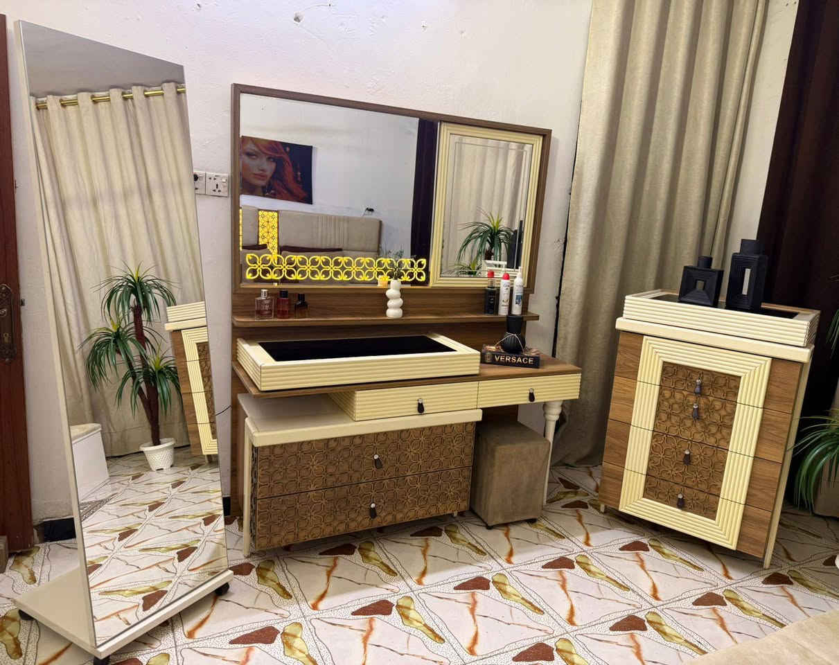 غرفة تركيه للبيع نضافه 100٪ من هوم سنتر
جديدة مابيها ولا ضرر ابد ابد أصلية ثگيله تكمه
السرير مخزن والشازلون مخزن 9 قطع هيدروليك
***********
