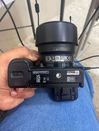 Sony zv-e10 الاصدار الاول قطعتين عدد الشتر مذكور بيع مستعجل  وياها بطا...