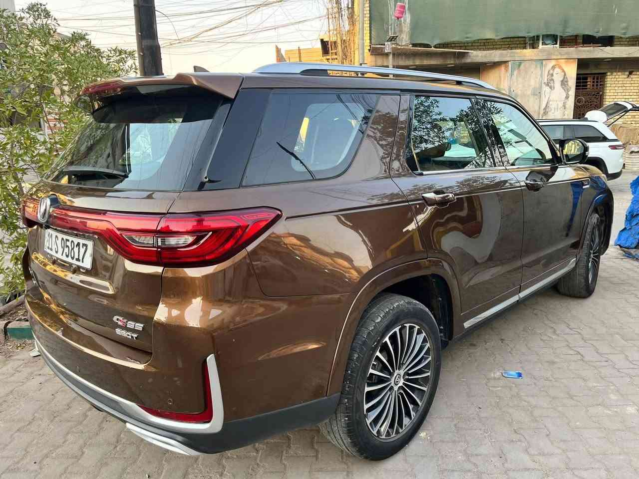 🚗 سيارة عائلية فاخرة للبيع (شانجان CS95) 🚗السلام عليكم.. سيارة شانجان CS95 عائلية (7 راكب)، بحالة الوكالة وجاهزة من كلشي، للبيع بـ سعر 28 مليون دينار عراقي (بيها مجال بسيط للشراي الجاد).✨ حالة السيارة (الضمان والكفالة):كفالة عامة من الدعامية للدعامية.السيارة غير مضروبة (بدون حادث وبدون صبغ وبدون أي نقص).محرك وكير وتبريد بشرط الفحص.⚙️ أبرز مواصفات السيارة الميكانيكية والتقنية:المحرك: 2.0 لتر بنزين Turbo قوي جداً واقتصادي بنفس الوقت.ناقل الحركة: أوتوماتيك.نظام الدفع: دفع رباعي ذكي (4WD) للثبات على الطرقات.🛡️ المواصفات والراحة الداخلية:شاشة دشبول رقمية (ديجيتال) بالكامل للعدادات.شاشة وسطية لمس كبيرة الحجم للوسائط والخرائط.نظام كاميرات 360 درجة لمحيط السيارة بالكامل مع حساسات رادارية.مقاعد جلد فاخرة مريحة جداً مع تحكم كهربائي بالكامل.تحكم ستيرن متكامل لجميع الأنظمة ومثبت سرعة.تبريد مركزي ممتاز بفتحات تكييف واصلة لجميع المقاعد الخلفية.📍 الموقع والمعاينة: بغداد / البلديات - اليوان📞 رقم الهاتف للتواصل المباشر أو الواتساب: ***********
