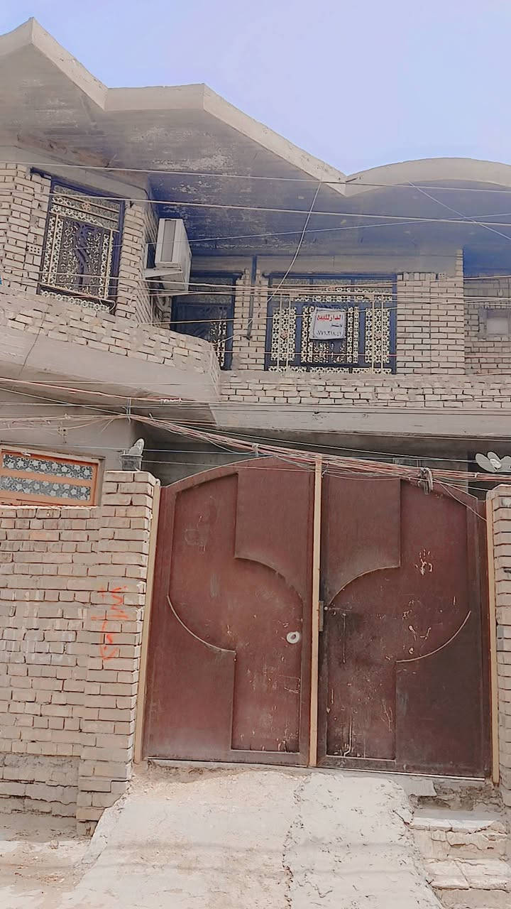 دار للبيع ٢٠٠ مترحي النورين الزراعي قاطين بناء حديث أول بيت على الشارع العام للتواصل 
***********
