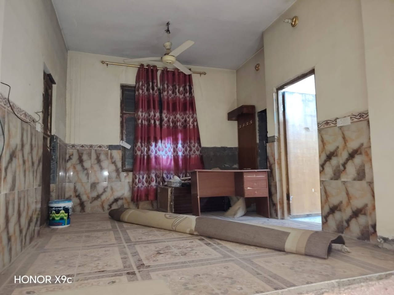 السلام عليكم 
بيت للبيع في كربلاء المقدسة الحر الصغير البوبيات حي المرتضى بيت مساحه 100 متر واجهة 7 وربع ونزال 14 البيت يتكون من طابقين 
الطابق الأول طرمه وصحيات ومطبخ واستقبال وهول وملحق صحيات داخلية من حمام وتواليت ومنورين وغرفة. 
الطابق الثاني يتكون من هول وغرفة ومخزن وسطح والبيت يحتاج ترميم
والبيت متروك صار 3 اشهر وفارغ
السعر 70 مليون   
للاستفسار اكثر الاتصال على الرقم 
‏‪***********‬‏
