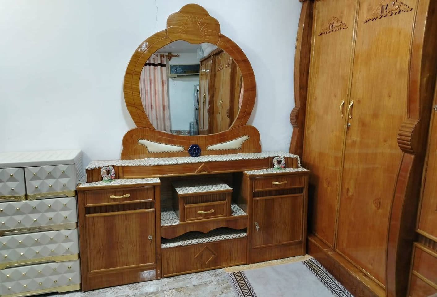 السلام عليكم غرفة اخشاب كامله للبيع جديده الاستفسار اتصال على الرقم ***********
