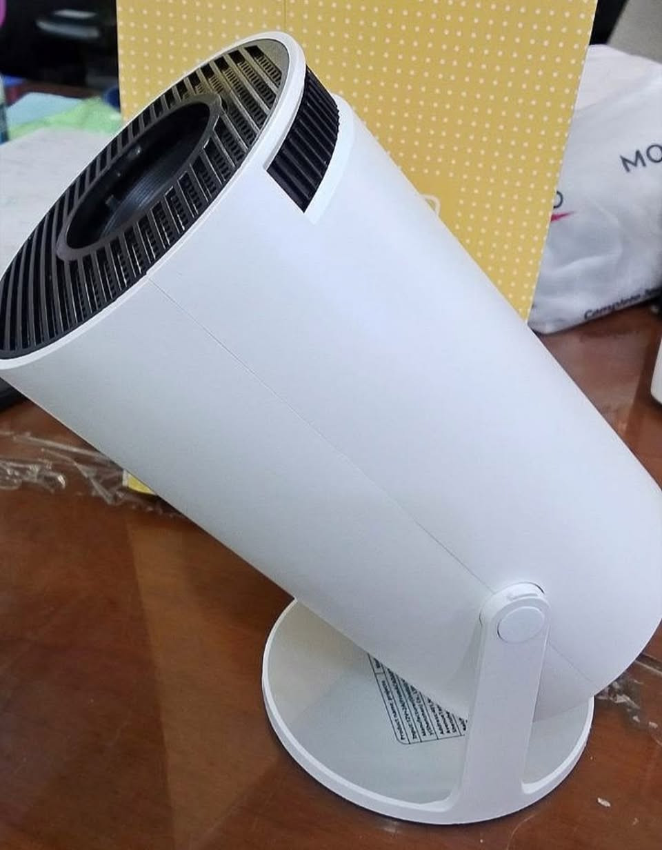 جهاز بروجكتور ذكي محمول (Mini Smart Projector) من طراز HY300، بتصميم أبيض وقاعدة دائرية تتيح تدوير الجهاز بزاوية 180 درجة، مع عدسة ذات إطار أسود مضلع.يعمل غالباً بنظام Android 11 ويدعم الاتصال اللاسلكي (Wi-Fi) والبلوتوث.يوفر دقة عرض عالية ومكبر صوت مدمج لتجربة مشاهدة منزلية.

للتواصل راسلونا على الواتساب 
*********** انضم الى الرابط 

https://chat.whatsapp.com/GkrKGq928KcGVBHuySZlTR?s=cl&p=i&mlu=4
