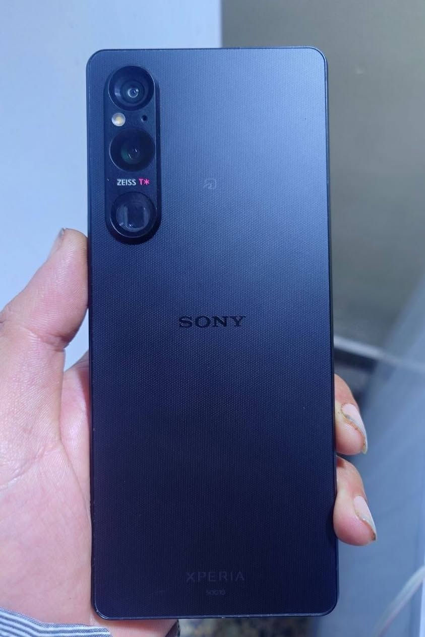 للبيع Sony Xperia 1 mark5.                                                                        شاشه بس بيه فطر و تمام .جهاز كلش نظيفة بس شاشه بيه فطر و ما بيه نقاط و اي شي ...جهاز ما مفتوح ابدا...جهاز ما مفتوحة و ما بيه شي سعره بس 225الف ما بيه مجال كفر لاصق بيه.                                                                              سناب دراغون Snapdragon Gen 2 ذاكره 256 عشوائية 12 مكاني بغداد شارع جميلة صناعية رقم موبايلي *********** بيه واتساب
