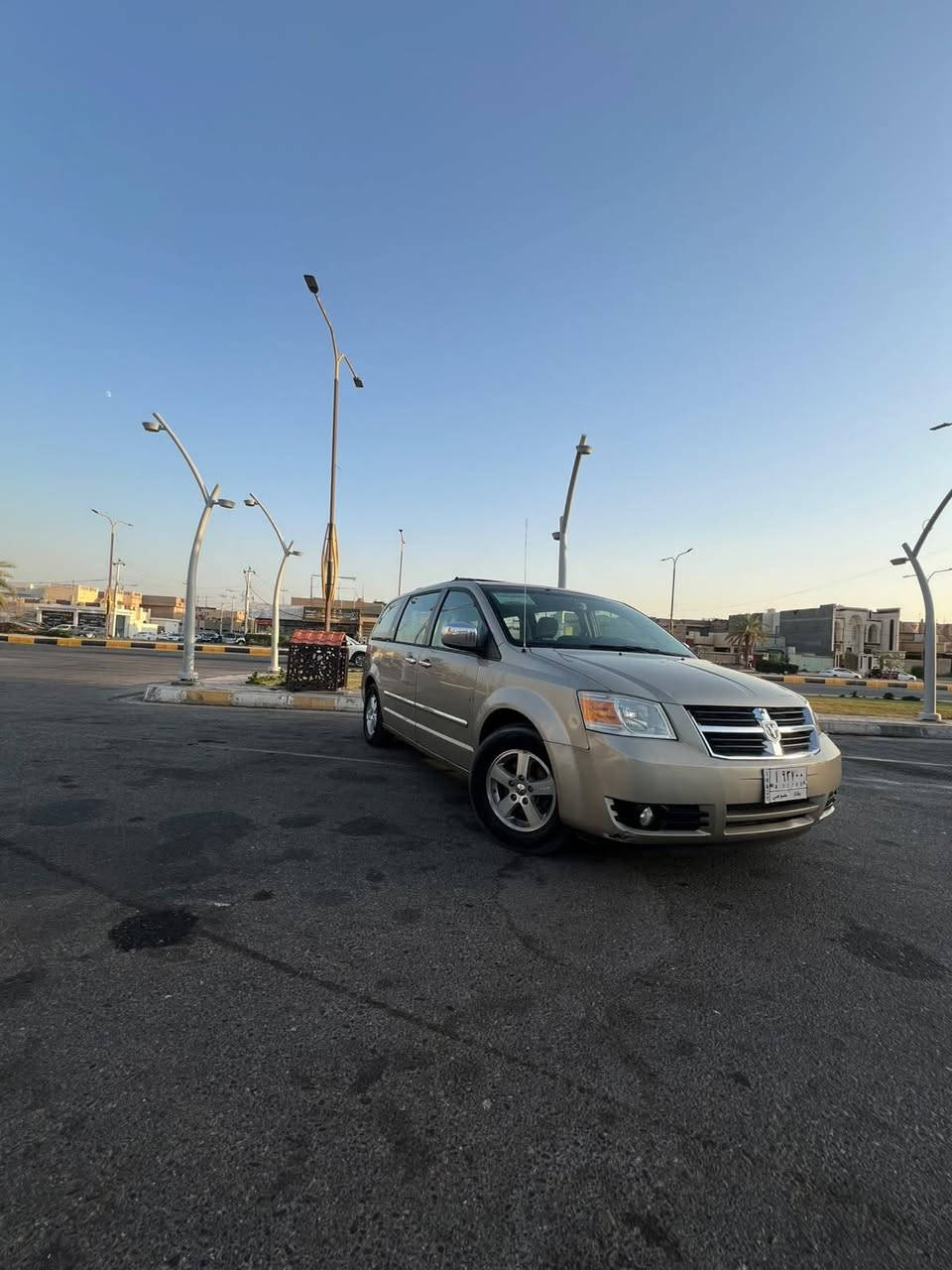 دوج كراند كرفان 2009  
مواصفات  

محرك 6 سلندر  3800 
دبل سويج 
تبريد مركزي 3 قطع 
شاشة 
ابواب كهرباء مع صندوق كهرباء
فتح الابواب عن طريق الكونترول و غلق الابواب 
تحكم ستيرين فول 
دبل كير اوتو و عادي 
كشن السايق كهربايي 
شاشات DVDبالقمارة  
٦ جامات كهرباء 
مري كهرباء 
7 راكب 
الدعاميات مصبوغه 
الخانة الثالثة مبدل بستم  
السعر 110 ورقه وقابل للتفاوض 
رقم *********** 
الموقع الانبار فلوجه!
