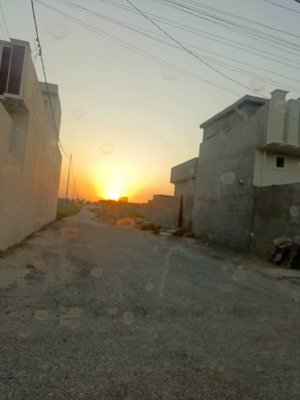 السلام عليكم قطعه ارض للبيع  حي المهندسين الثاني ثاني قطعه عن الشارع الرئيسي 160متر  وجه 8 ونزال 20 متر  مبنيه بتلو شغل درجه اولى صب مركزي  مزفت ومدفون غرفتين وهول ومطبخ واستقبال وصحيات خارجيه وداخليه ومناور  السعر 24 وبي مجال
***********
***********
