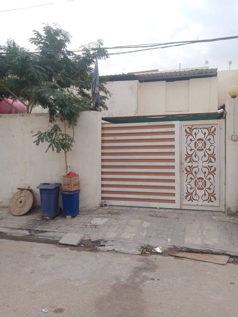 للبيع 200 متر نضيفه بيت عالي عن شارع وصب 
 حي العسكري منطقة 6000 سعره 145 وبي مجال 
***********

