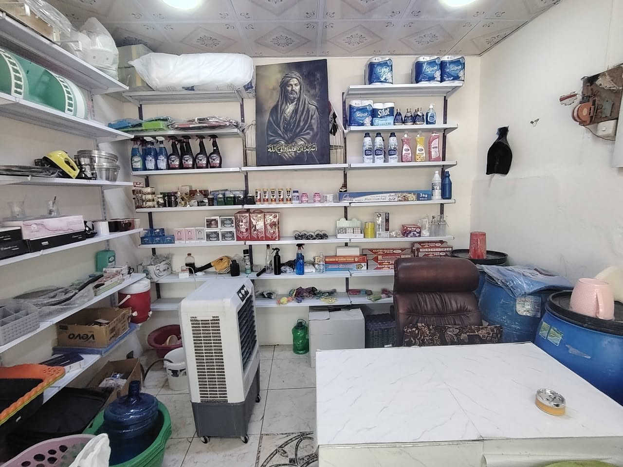 محل مواد منزليه ومنضفات للبيع
ابيع الاغراض شلع 
رفوف
مواد منزليه
منضفات
ميز
كرسي
مبردة
براميل فارغه
السعر 2000 وبيه مجال 
#ملاحظة المواد المنزليه بيها خزن هواي
الاستفسار اكثر  ***********
