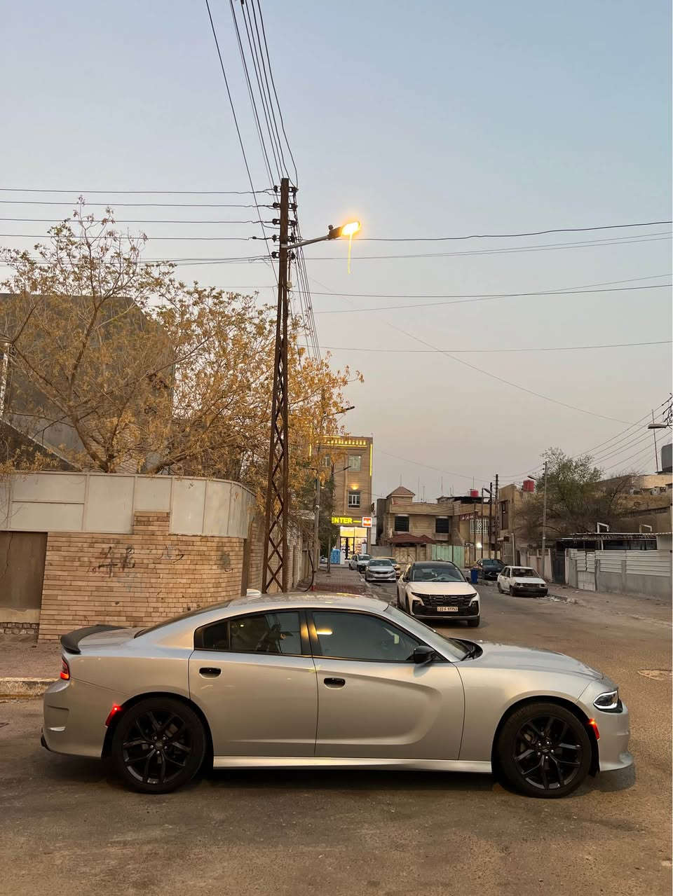 السلام عليكم 
دوج جارجر 2023 Sxt اصل الاصدار الاخير
البدي كفاله عامه وصور الحادث موضحه بالصور دعاميه اماميه فقط 
ملاحظه سياره عليه كت Srt وبنيد الاصلي موجود عندي
سياره جديده وبعدهي ع وضع الشركه ماشيه 50 الف جاهزه من كلشي 
محرك 3600 تو ويل
رقم بصره تحويل سنويه لـ2030
السعر 235 وبيه مجال مكاني بصره الجبيله
بيع او مراوس حسب قناعه
*********** البصرة, العراق
