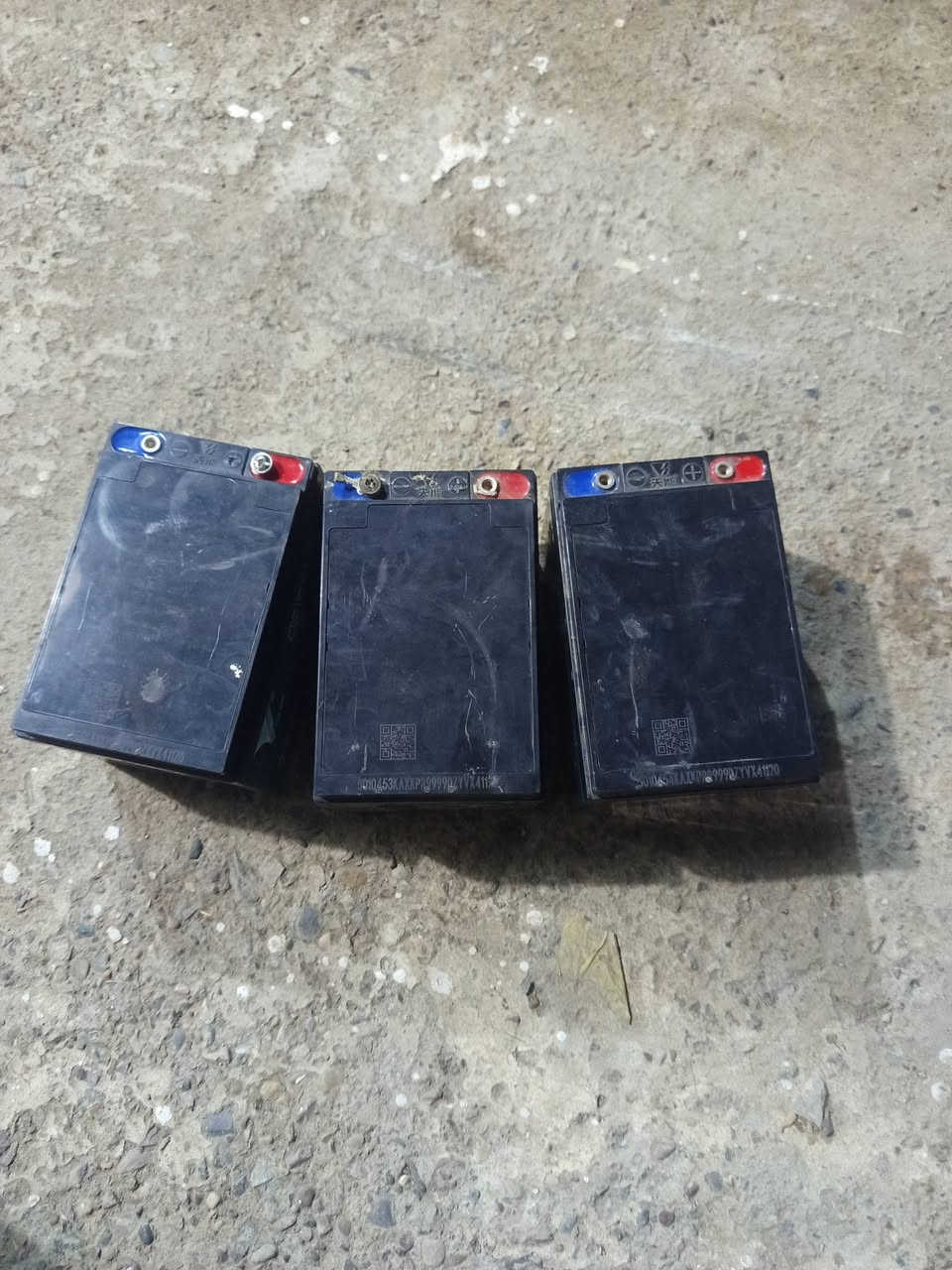 سلام عليكم بطاريات بايسكل شحن للبيع٣ بطاريات سعر الوحدة عشرين20 وشاحنة خمس بطاريات سعرها 40 المكان ديالى دلي عباس رقم الهاتف ***********
