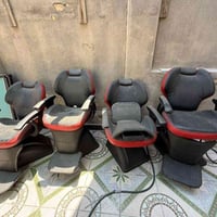 ٤كراسي حلاقة • ٣مرايا
