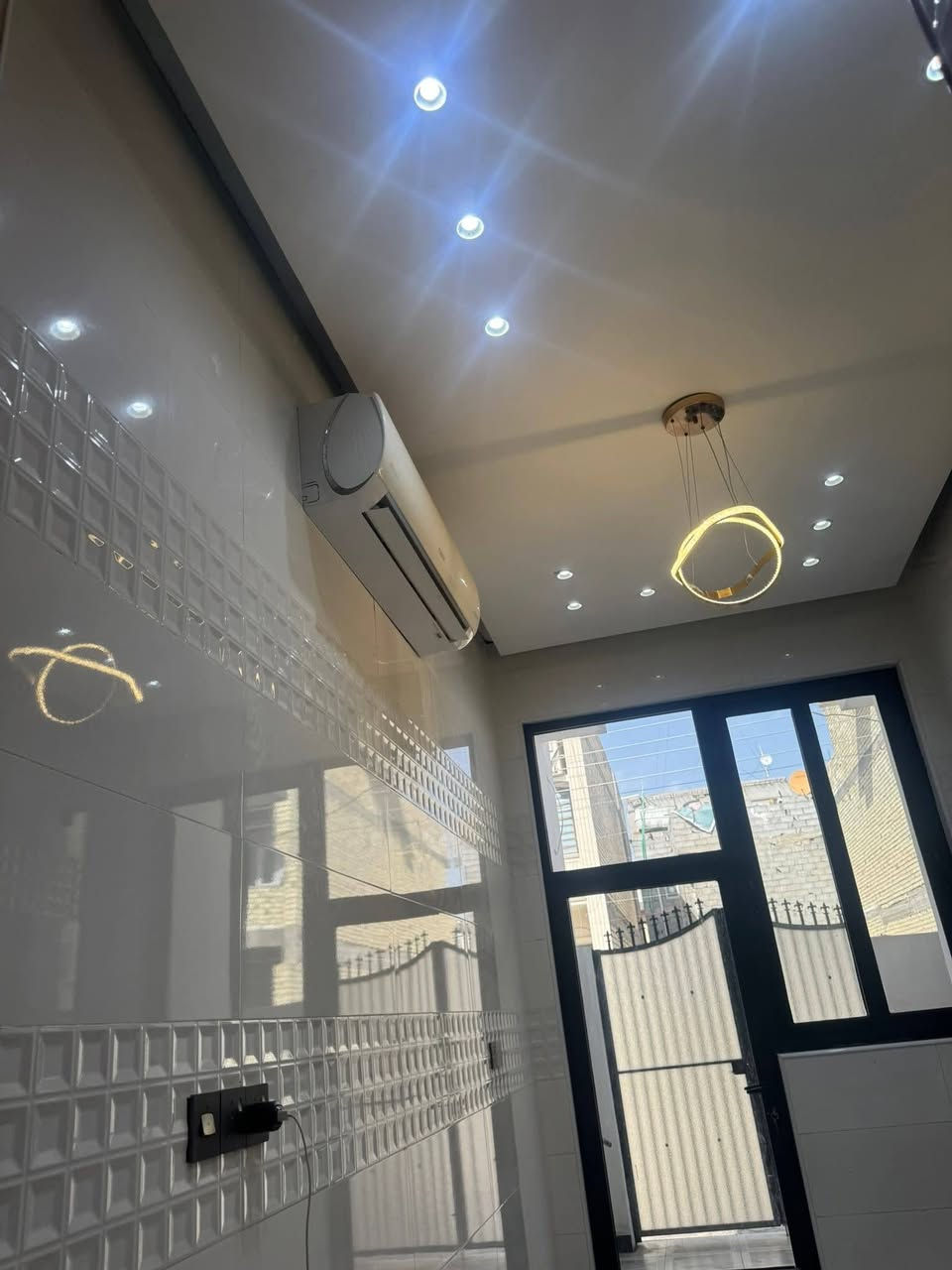 دار للبيع مساحه 100م واجهة 6 وربع نزال 16 طابقين يحتوي البيت على مطبخ استقبال هول غرفه صحيات الطابق الثاني غرفتين  نوم وصحيات المكان البوعيثه  مجمع العدل الاول قرب جامع كامل عبود  للاستفسار ***********

