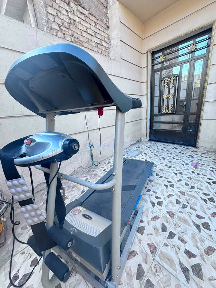 سلام عليكم جهاز مشي يتحول جبلي وبي سرعات ومقياس نبضات القلب وسعرات وبي جك من جوه ويحتوي على سماعه جهاز نظيف ممتعوب بس يرادله تنظيف عنواني حي جهاد سعره 260 وهذا رقمي ***********
