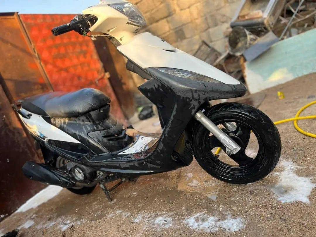 سلام عليكم دراجة ماكس عدله للبيع مامفتوحة ولا تنقيص ولا تبخير الكهربائيات كله شغاله سلف هورن الاشاير الكلوبات شغاله من الطول لطول 
الدراجة بيه كابريته تجارية وسلف امبدل البلادي 
وبيه صوت بالخرز مال اكلجات بس الدراجة تمشي طبيعي فقط اذا مشيت سريع يطلع الصوت
السعر 850الف وبيه مجال للشراي
العنوان البصرة أبي الخصيب حمدان 
الرقم ***********
