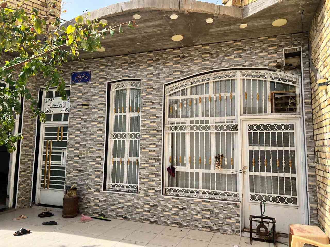📢 السلام عليكم ورحمة الله وبركاته

🏡 دار للبيع – فرصة مميزة بموقع ممتاز 🏡

📍 العنوان:
بابل – المدحتية – شارع أستاذ خالد الشارع الصب
📐 المساحة: ٢٧٠متر
✅ نوع الملكية: طابو زراعي سند ٢٥
✅ السند باسم المالك، والتحويل مباشر باسم المشتري.
✅ ملاحظة البيت بناء حديث 
    شارع تبليط 
🏠 مواصفات الدار: طابق واحد
- غرفة نوم عدد 2
- استقبال.
- صالة.
- مطبخ.حار وبارد
- صحيات داخلية وخارجية.صحيات 
- طارمه 
🏗 مواصفات البناء:
- طابوق، سقف صب كونكريت.
- بناء حديث. اشراف مهندس مواد البناء من ارقى المناشأ 
سنة البناء //٢٠٢٤
السعر // ١٤٥ وبي مجال
📞 للاستفسار والمعاينة:
مكتب دلالية وائل الهندي (مجاز رسمياً)
📍 المدحتية – شارع 60، قرب سلوان أبو الكاشي، مقابل أسوا ق أبو العبد، السايد الخدمي.

📱 وائل الهندي: ***********
📱 أبو علي: ***********
