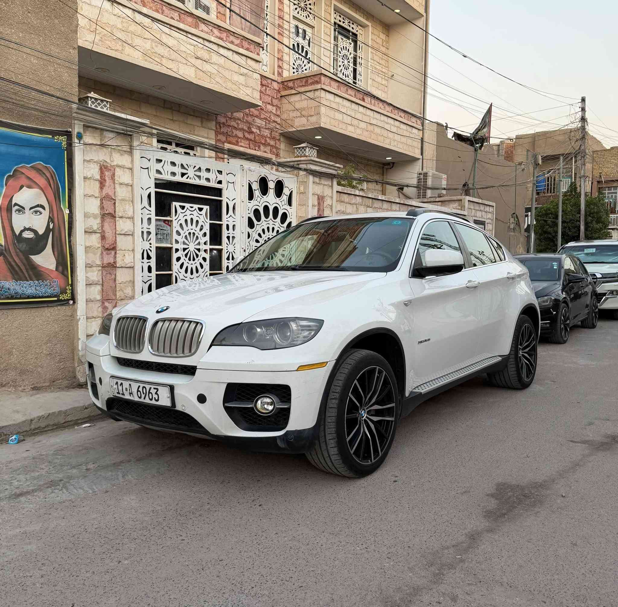 للبيع فقط بدون مراوس ولاقسط 
السعر 92 ورقه للاتصال *********** و
بي ام X6 موديل 2010 خليجي رقم بغداد 
محرك 8 سلندر حجم 5000تون تيربو محرك وكير نظاف 
التبريد وتدفئه شغالات 
فول مواصفات
وارد خليجي مكفوله من الضربه والصبغ 
تخم تاير نظيف صدر وسط 
باور الاستيرن عندي بي صوت وشويا بي ثكل
المكان بغداد الزعفرانية
