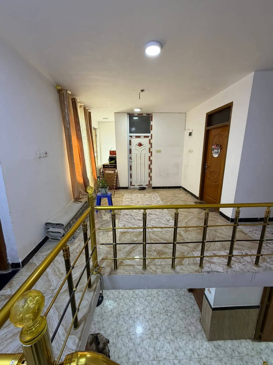 بيت للبيع في الكرامه على اليهوديه للبيع بناء حديث مع محلات المساحه 163 واقع حال 165 واجهه 11 متر طابو زراعي مكون من هول وغرفه ومطبخ وصحيات عدد 3 ومناور عدد 2 و4 غرف نوم طابقين سنتر على اليهوديه الواجهه مع المحلات 18 ونص
#للاستفسار_***********
