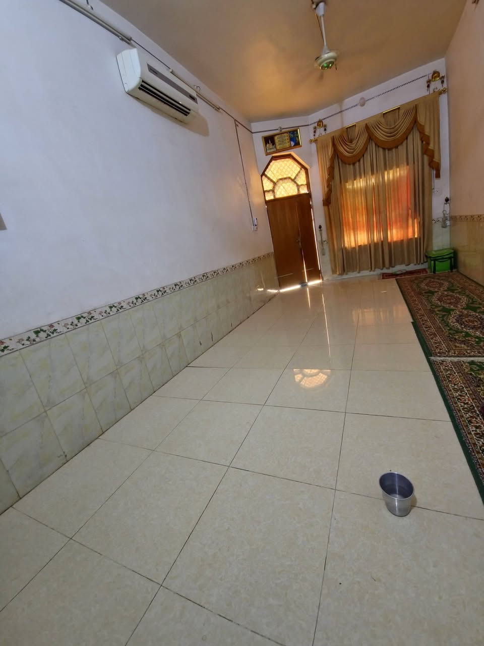 لبيع  المساحه 200 م العنوان شارع ام علا قرب مدرسه يمن شارع جديد تبليط جديد داخل الفرع خامس بيت البيت يحتوي علئ مشتمل مأجر بنا البيت سنه 2015 / بنأ المشتمل سنه 2025 / البنا طابوق كونكريت مسلح  لارض مرمر وبرروسلين تركي  *********** السعر 185 بيه مجال او مراوس قرب العباسيه اوحي الشهدا
