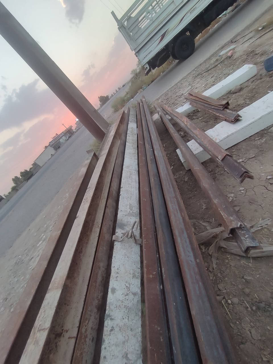 يتوفر شيلمان مع زاوية 40*40،وسنديج مستخدم،وجديد حسب الطلب،حديد صناعي بي آر سي،قرميط،كيربي،وكافة أنواع الكابون الزجاجي والملون للاستفسار الاتصال على ***********,,,***********، حازم النعيمي
