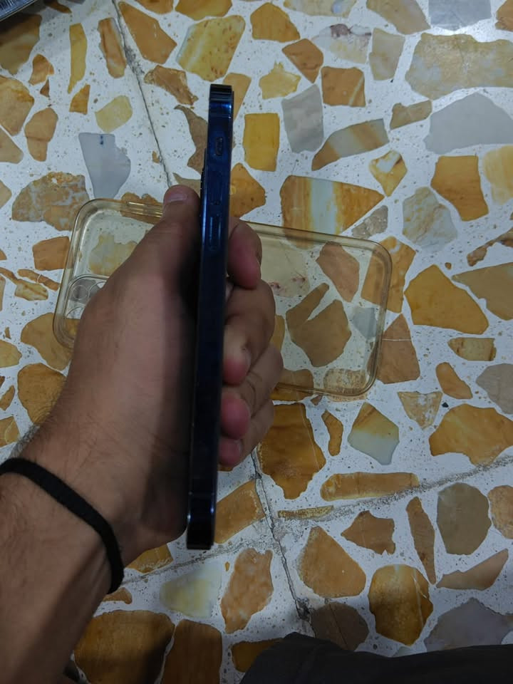 مبايل ١٢ برو ذاكرا ١٢٨ بطارية ٧٧ بلادي جهاز فقط ضهر مفطور ما يعبر هوا  وكلشي ما مبدل بي سعر ٣٠٠ رقم الهاتف ***********
