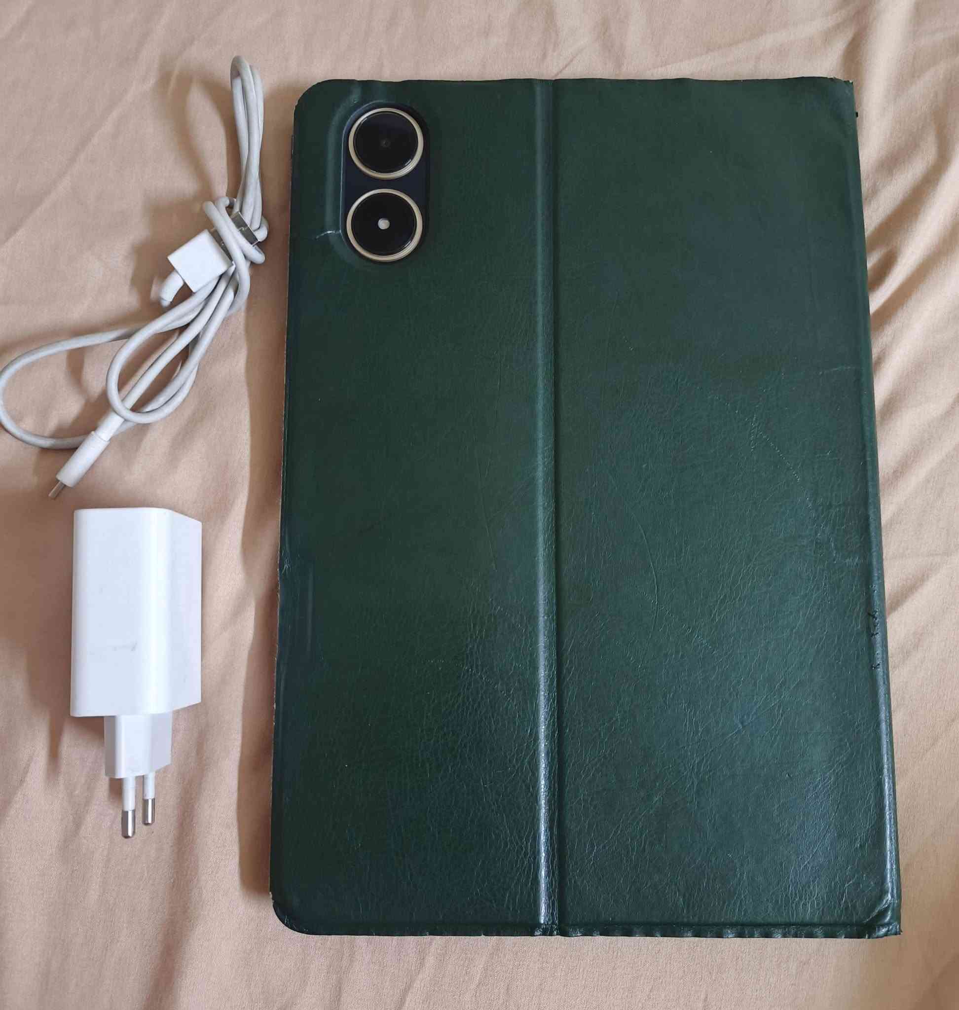بوكو باد / poco pad
مستعمل نضيف استعمال قليل 
جهاز ما مفتوح و مكفول مع ملحقات شاحنه بسعه 67w + كفر حمايه ابو الاستاند 
مواصفات :
شاشه حجم 12.1
بطاريه 10.000
مساحة تخزين 256/8 
معالج  Snapdragon 7s Gen 2 
_يفيد للالعاب و للدراسه و متعدد الاستخدام 
_______
مكاني بغداد السعر 325 وبي مجال بسيط 
الرقم للتواصل ***********
