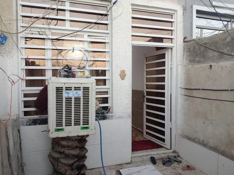 للإيجار مشتمل مساحة ٤٠ م بناء حديث يحتوي على

ط١ / أستقبال + حولي مطبخ + صحيات 

ط٢ / غرفتين نوم + بيتونة 

العنوان / الشعب مقابل سوق ال ٤٠٠٠ الاف قريب على الشارع

للاستفسار الاتصال / *********** مكتب الكرار للعقار
