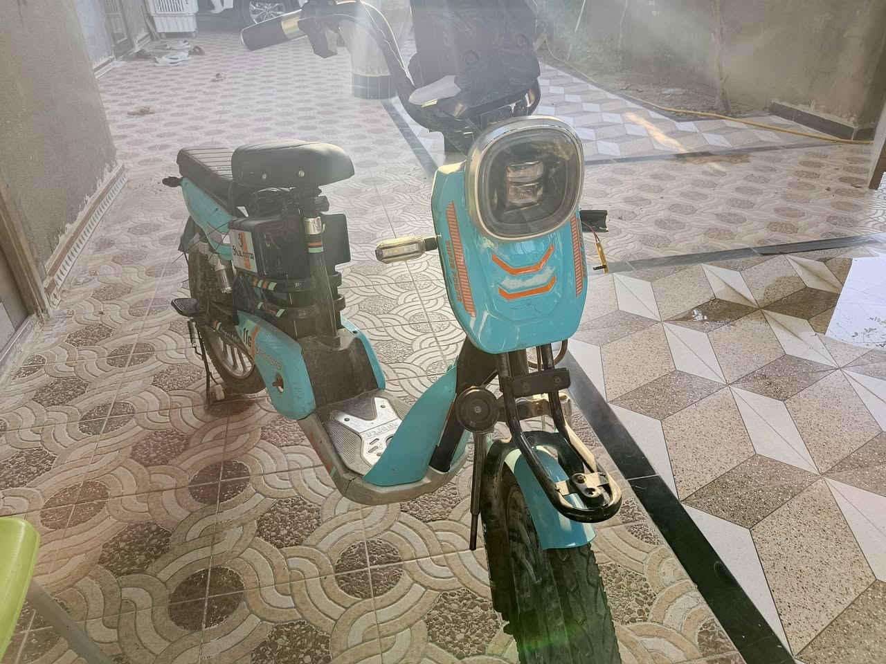دراجة شحن للبيع بيهه نواقص قليل بطاريات والدبل ينرادله لحيم يعني نواقصهه كلهن تاكل ٢٥ والبطاريات ب ١٠٠ انا رايدهه ٢٠٠ وبيهه مجال ***********
