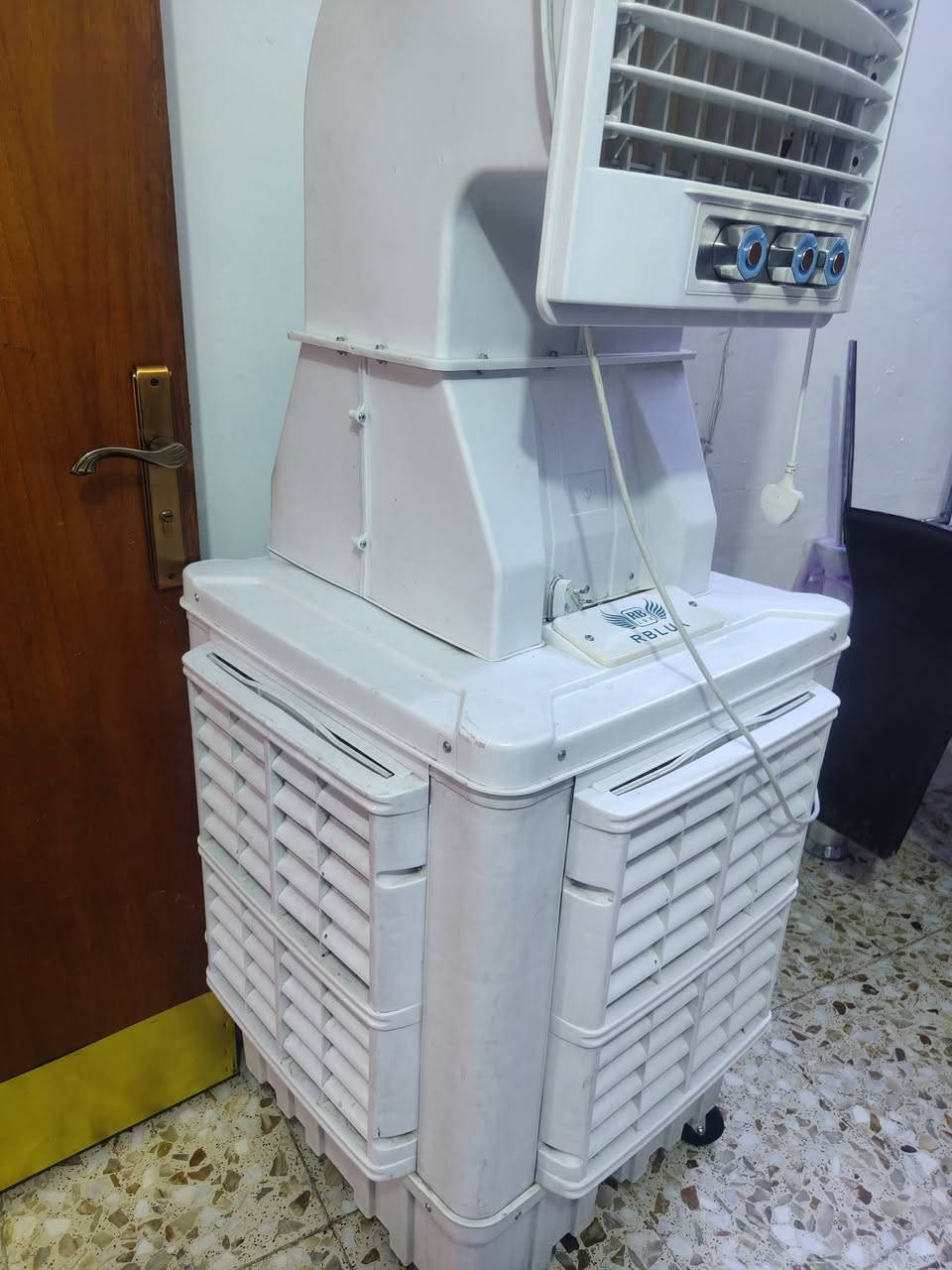السلام عليكم مبرده كونفيره بلاستك حجم 40 باكستانيه جديدة مال هاي السنه اريده ب250 مكاني بغداد المعلمين رقم ***********
