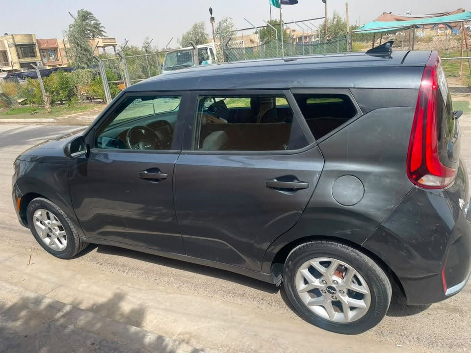 كيا صول موديل 2023
نص فول المواصفات الامريكيه 
رادارات ✅
كامره خلفيه✅
شاشه ✅
توقف ذاتي ✅
مانع انصدام ✅
انظمة قياده✅ 
مكينه 2000 دوش
ماشيه 38 الف
السياره جديده ماعده الحادث الي بأمريكا 
للاستفسار 
***********
واتساب فقط
