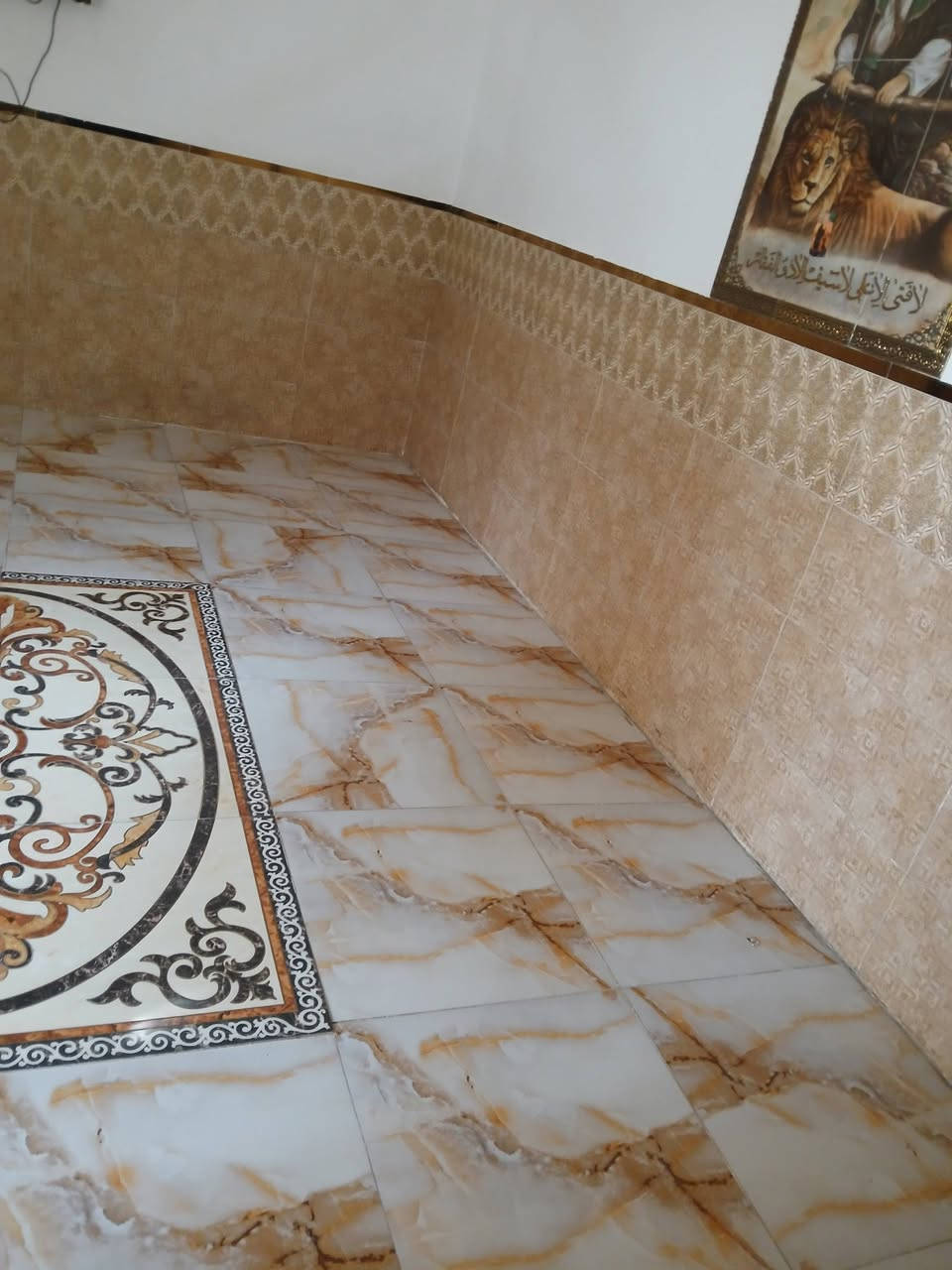 السلام عليكم بيت البيع 100 متر مربع مفوله بناء حديث استقبال وغرفه وصاله  ومطبخ مكان زعفرانيه دوره الشرطه من طب من ركن المصريه كبل اول فرع عل يسره كاع سيد عباس  مجاري موجوده وحالين اكو عمل عل ارصفه وسبيس طابو زراعي سند 25 وكاله ام الصوره سعره / 65 وبيه مجال   رقمي *********** واتساب هم  موجود
