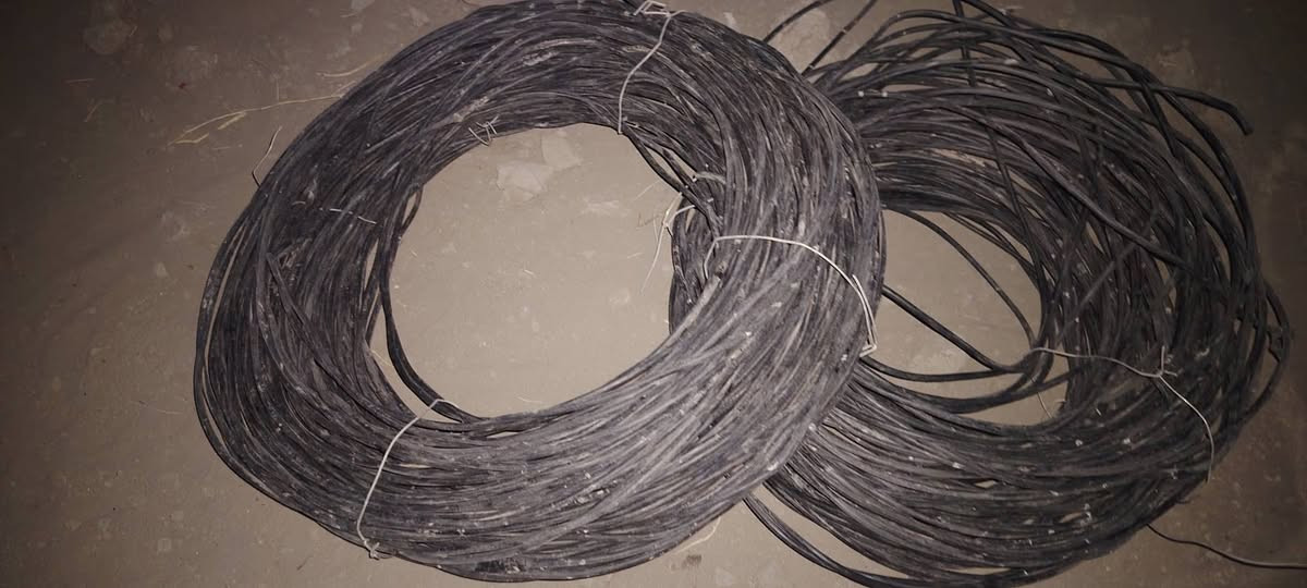 سلام عليكم بيع كيبل ضفيره ٢خط ابو٢٥ طول ٣٠٠و بسعر مناسب ***********
